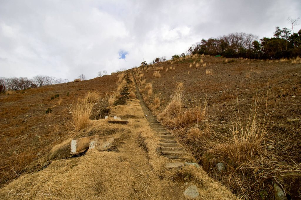 大文字山 斜面越しに続く火床